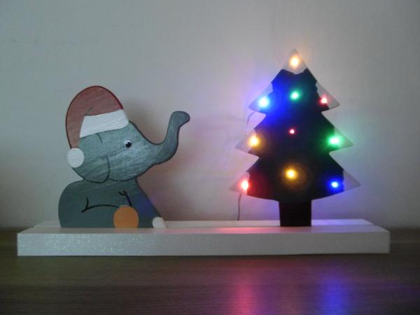 Elefant mit Weihnachtsbaum